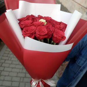 20 червоних та 1 біла троянда фото букета