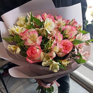 букет из розовых роз и альстромерий в Житомире фото