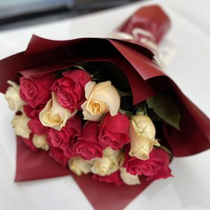 21 красная и белая роза в Житомире фото