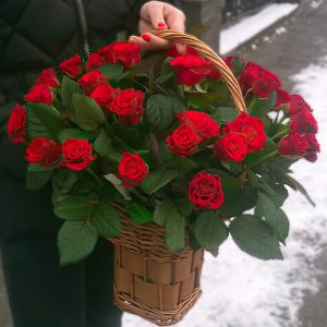 кошик з трояндами, 35 червоних роз в Житомирі фото