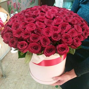 101 красная роза в шляпной коробке в Житомире фото