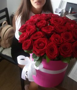 большой букет красных роз в коробке в Житомире фото