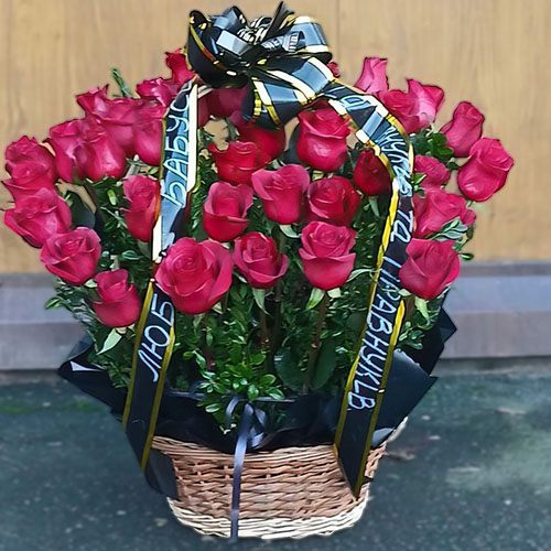 букет на похорон з 36 червоних троянд в кошику фото