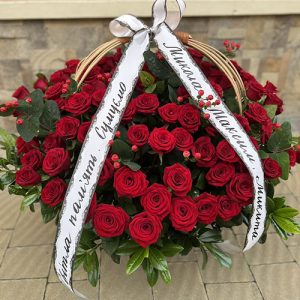 великий кошик червоних троянд на похорон у Житомирі фото