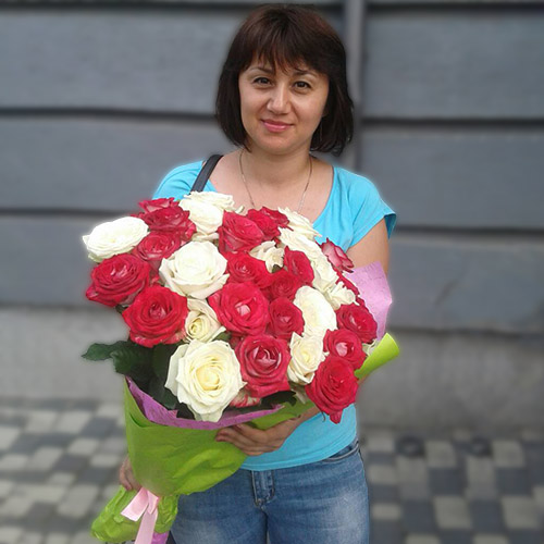 живе фото товару "51 роза красная и белая"