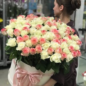 101 біла та рожева троянда в Житомирі фото